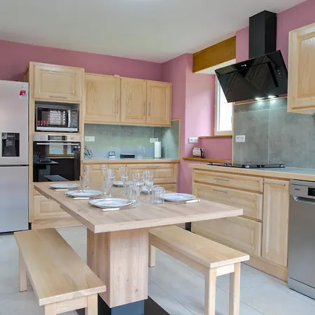 Le Du Centre, Parking Avec Recharge Pour Vehicule Electrique * Avrecourt